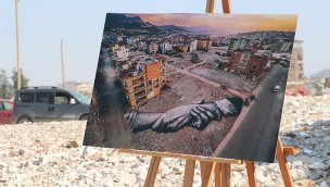Arazi sanatçısı Saype'den deprem bölgesinde anlamlı çalışma
