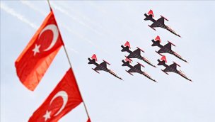Türk Yıldızları, İzmir'de selamlama uçuşu yaptı!