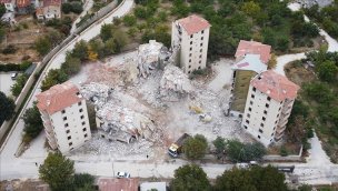 Darende'de ağır hasarlı binaların yıkımı sürüyor!