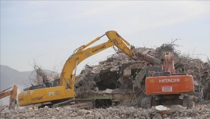 Hatay'da depremlerde ağır hasar alan 3 bina kontrollü yıkıldı!
