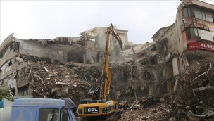 Hatay'da depremlerde ağır hasar alan 2 iş hanı kontrollü yıkıldı!