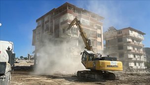 Hatay'da depremlerde ağır hasar alan 4 bina kontrollü yıkıldı!