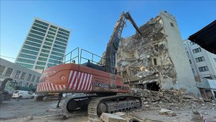 Şanlıurfa'da hasarlı binaların yıkımı sürüyor!