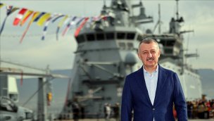 İzmit Körfezi'ne demirleyen TCG Anadolu gemisine ziyaretler sürüyor!