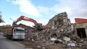 Kahramanmaraş'ta binaların yıkımı sürüyor!
