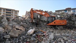Malatya'da hasarlı binaların yıkımı sürüyor!