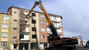 Elazığ'da ağır hasarlı binaların yüzde 87'sinin yıkımı tamamlandı!