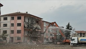 Malatya'da ağır hasarlı binaların yıkımı devam ediyor!