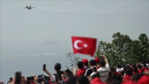 SOLOTÜRK, Şehitler Abidesi semalarında gösteri uçuşu yaptı!