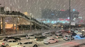 İstanbul'da kar yağış trafiği durdurdu, hayatı felç etti