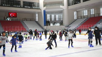 Zeytinburnu Buz Pisti, 19 Mayıs'ta gençlere ücretsiz hizmet verecek