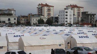 Adıyaman'da askerler depremzedeler için çadır kurdu!