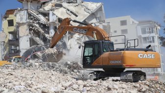 Depremlerden etkilenen Hatay'da hasarlı binaların kontrollü yıkımı sürüyor!