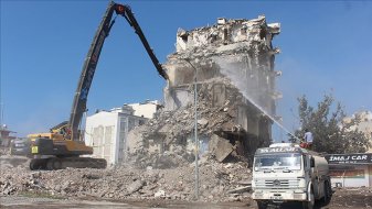 İskenderun'da bina yıkım ve enkaz kaldırma çalışmaları devam ediyor!