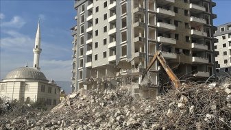 Hatay'da depremlerde ağır hasar alan 3 bina kontrollü yıkıldı!