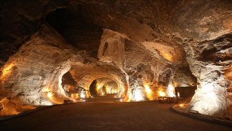 Tuz mağaraları kışın da turistlerin ziyaret rotasında oluyor!