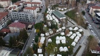 Düzce'de depremzedelerin konaklaması için kurulan çadırlar havadan görüntülendi