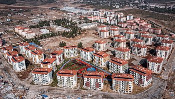 Gaziantep İslahiye'de inşaatı devam eden ve tamamlanan deprem konutları görüntülendi