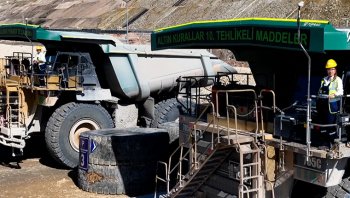 Maden sahasındaki 450 tonluk kamyonlar kadın operatörlere emanet