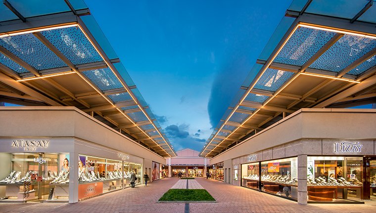 İnegöl AVM'de açık havada okul alışverişi keyfi!