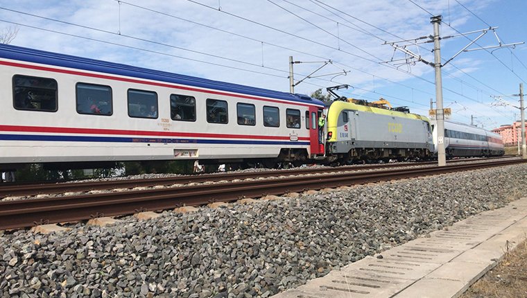 Tuzla'da duramayan tren, istasyonda bekleyen trene çarptı