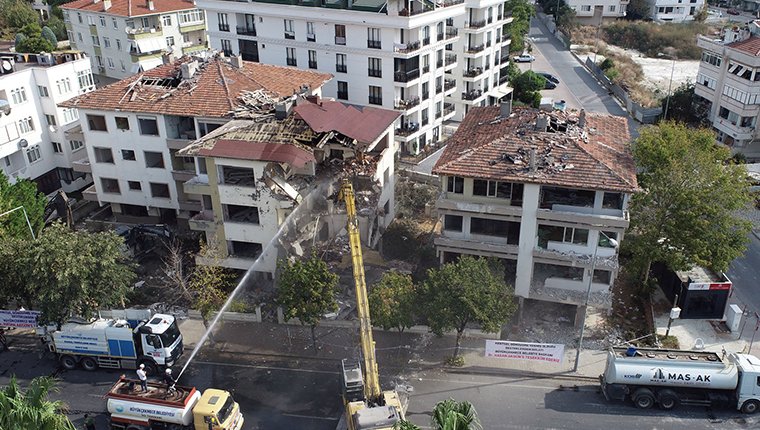Büyükçekmece'de risk taşıyan 3 bina yıkıldı