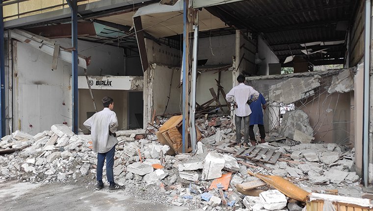 Rami Kuru Gıda Hali'nde boşaltılan dükkanların iç kısmı yıkıldı