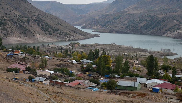 Kars'ta baraj seviyesi düştü, su altındaki tarihi yapılar ortaya çıktı
