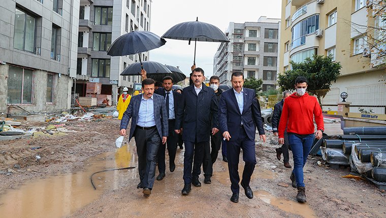 Bakan Kurum, İzmir'de depremzedeler için yapılan konutları inceledi