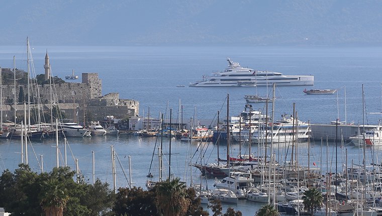 Bill Gates'in mega yatı Bodrum Kalesi açıklarına demirledi