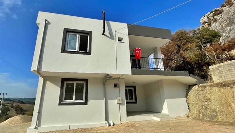 Orman yangınında evleri yayan köylüler yeni yuvalarına kavuştu