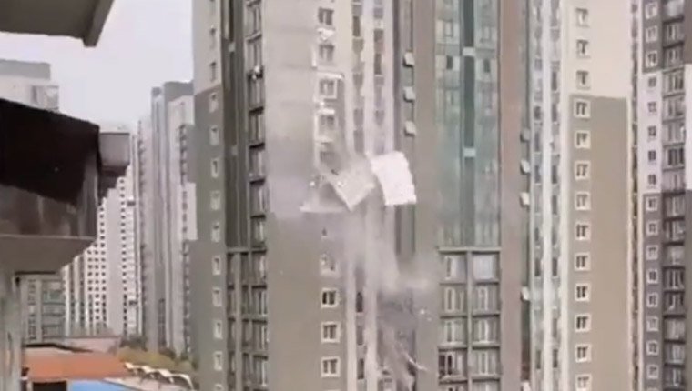 İnnovia 2'den şok görüntüler! Fırtına nedeniyle cephe uçtu!