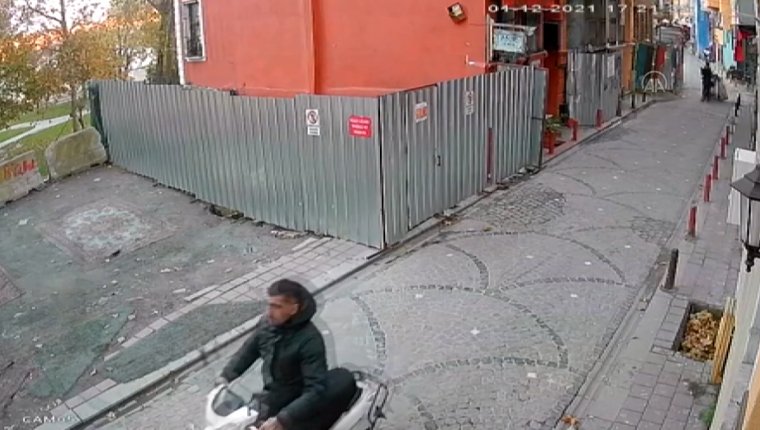 Fatih Balat'da 3 katlı metruk bina böyle çöktü!