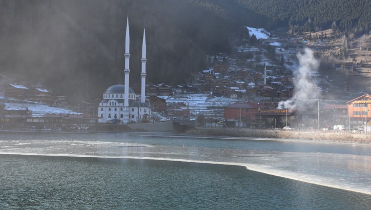 Uzungöl'ün yüzeyinin bir kısmı buz tuttu