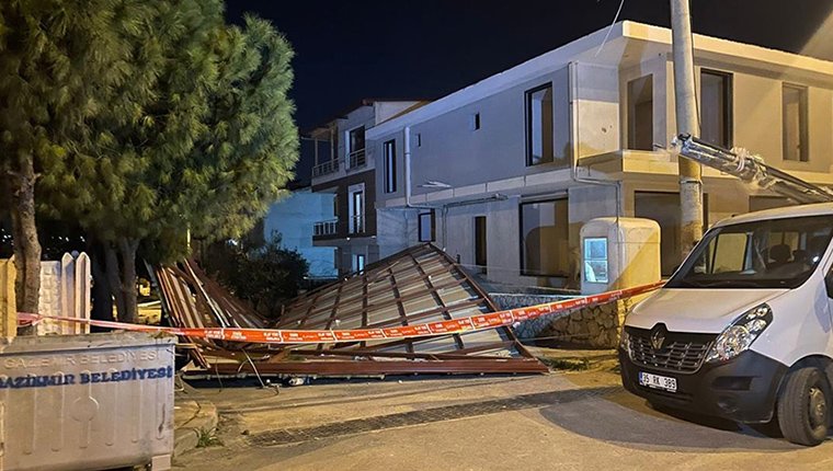İzmir'de fırtına nedeniyle uçan çatı, elektrik tellerini kopardı