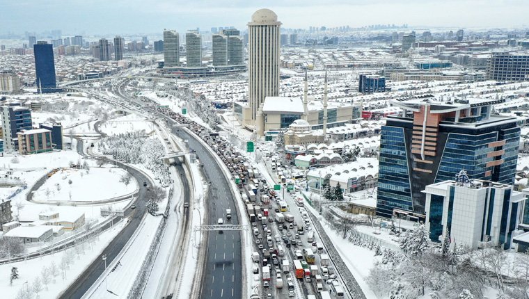 İstanbul'da kar yağışı hayatı olumsuz etkiledi