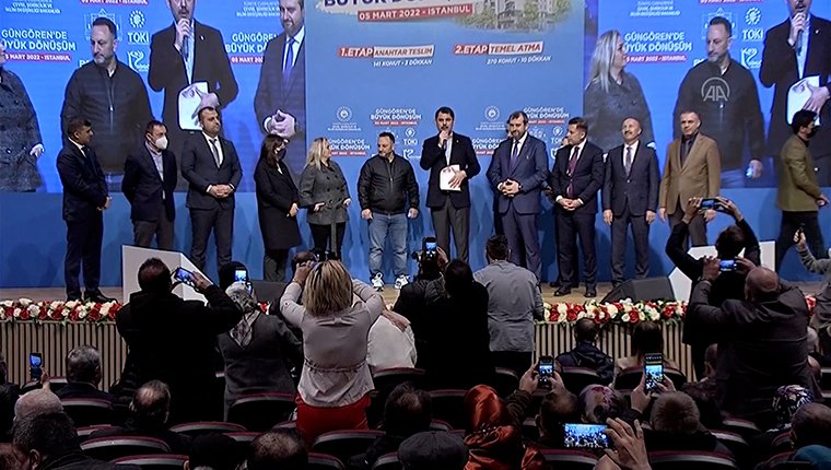 Bakan Kurum, Tozkoparan'daki temel atma ve anahtar teslim törenine katıldı