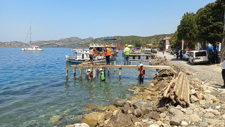 Marmaris'te kaçak iskelelerin yıkımına başlandı