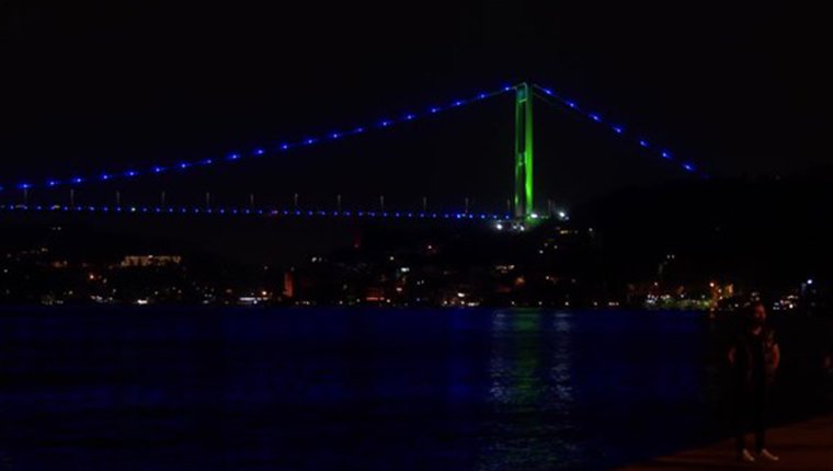 FSM Köprüsü mavi ve yeşil renkle ışıklandırıldı