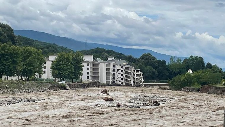 Düzce'de taşkın nedeniyle inşaat halindeki binalarda çökmeye başladı