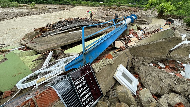 Bartın'da sel nedeniyle cami yıkıldı