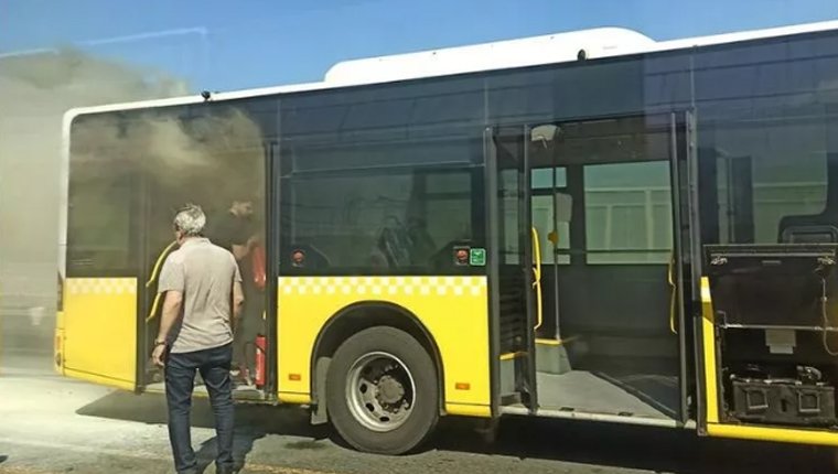 Haliç Köprüsü'nde seyir halindeki metrobüste yangın çıktı!