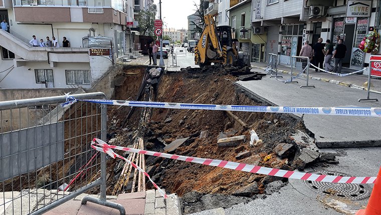 Üsküdar'da istinat duvarı çöktü, 3 bina tahliye edildi