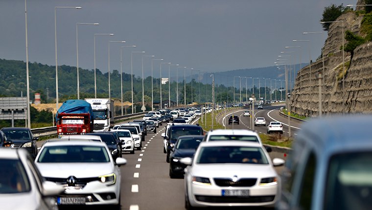 Bolu Dağı'nda bayram tatili nedeniyle trafik oluşmaya başladı