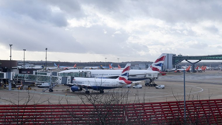 İngiltere'de aşırı sıcaklar Luton Havalimanı'ndaki pisti tahrip etti