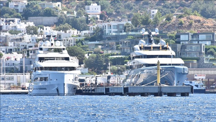 Mega yatlar Bodrum'da yakıt ikmali yaptı!