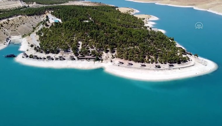 Atatürk Baraj Gölü kıyısına yapılan bungalov evler turizme kazandırılıyor