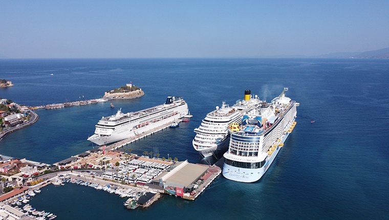 Kuşadası, 3 kruvaziyerle gelen 8 bin 270 turisti ağırladı