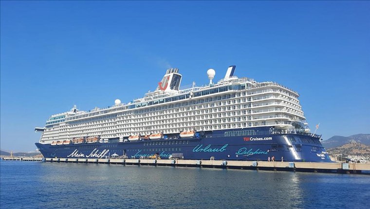 275 metrelik Mein Schiff 5 kruvaziyeri Bodrum'a yanaştı!