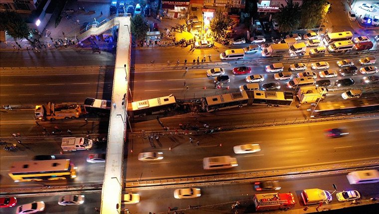 İstanbul Avcılar'da 4 metrobüs çarpıştı: 99 yaralı